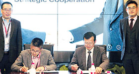 Zhang Junchang and Li Huayu signing the agreement, witnessed by Zhang Xingming 
and Yang Jiajie.